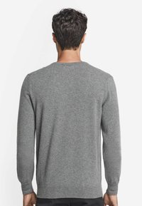 Grauer Strickpullover mit langen Ärmeln, Rundhalsausschnitt und gerippten Bündchen. Weiche Textur und einfaches Design, geeignet für die Freizeit.