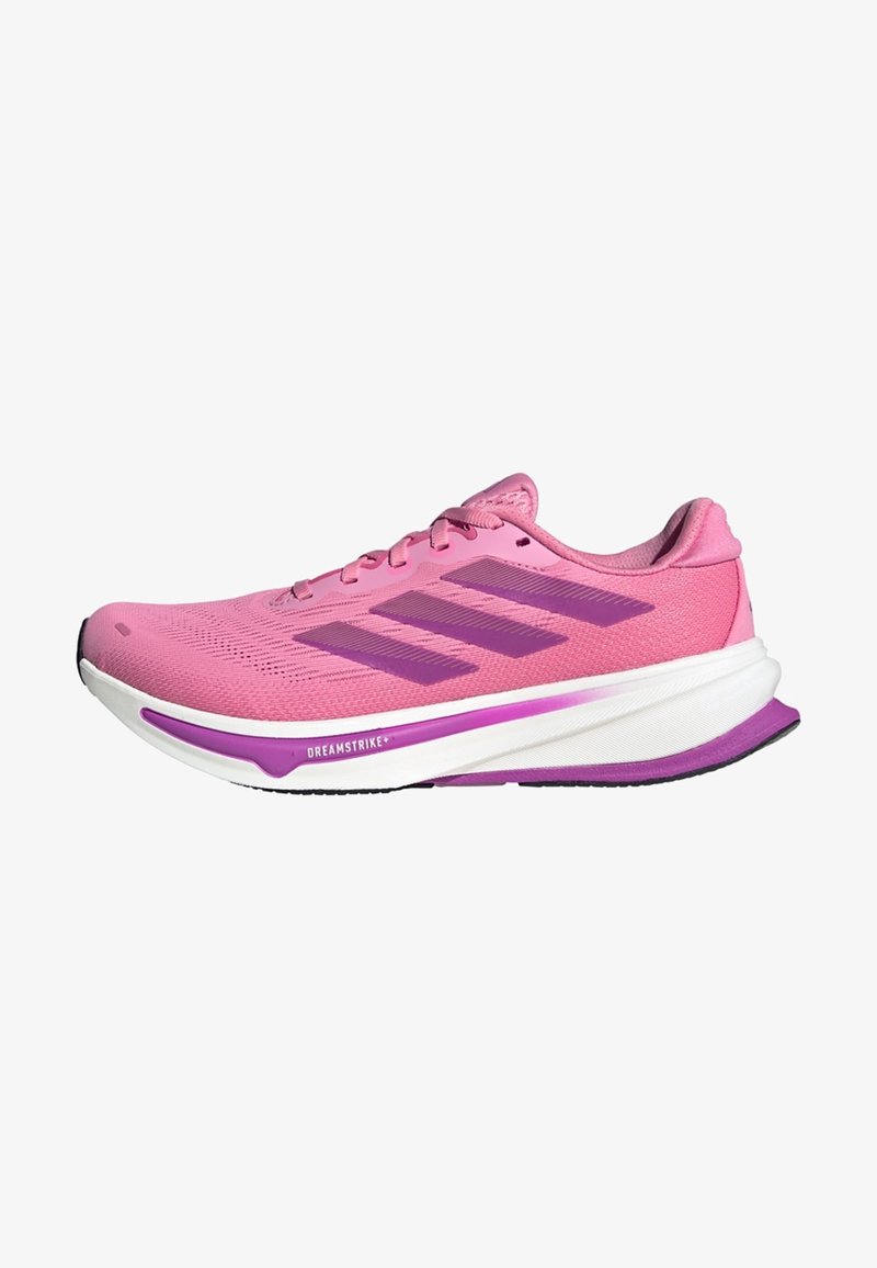 Tênis de atletismo rosa com parte superior em malha, detalhes roxos, logótipo de três riscas, entressola branca acolchoada e sola exterior de borracha preta.