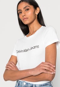 Calvin Klein Jeans INSTITUTIONAL LOGO 2 PACK - T-shirt estampada - bright white/silver sky