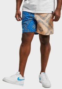 Karl Kani - KK SMALL SIGNATURE PAISLEY BLOCK RE - Shorts - blue sand Miniatuurafbeelding 1