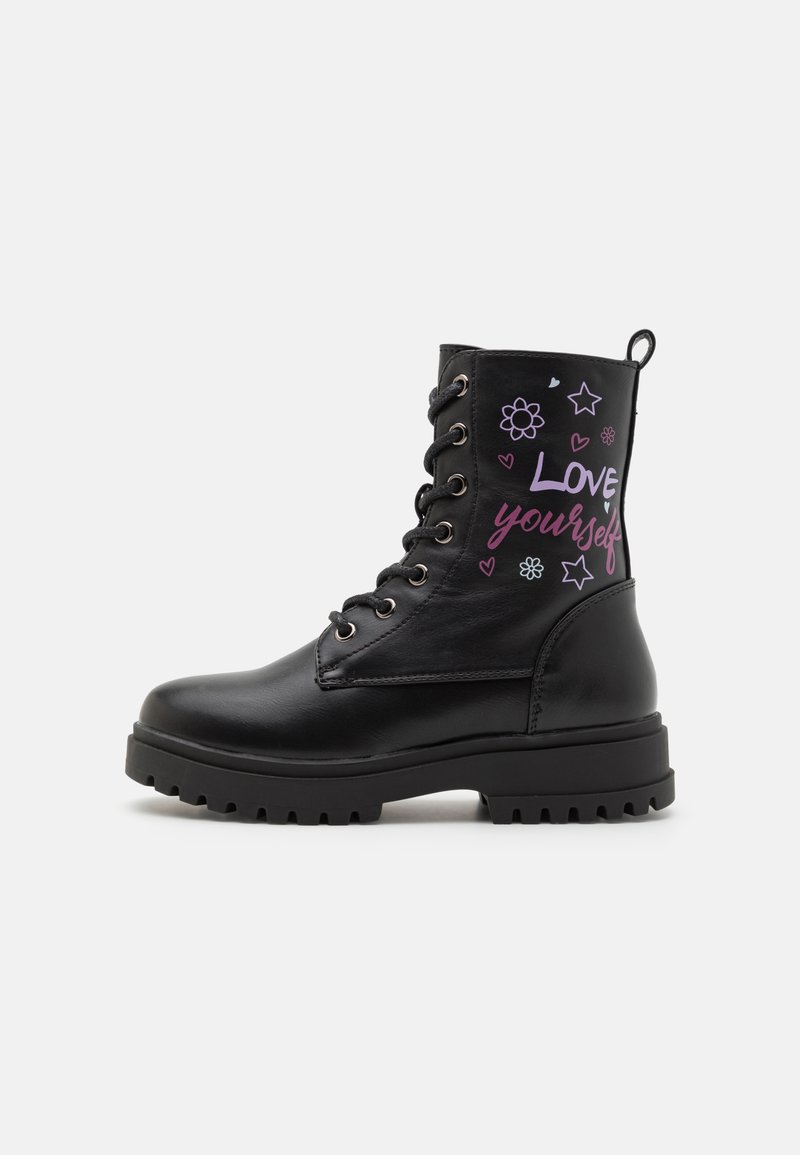 Stivaletto in pelle nera con design alla caviglia, stringato, suola spessa e testo decorativo e grafiche nei colori viola e pastello sul lato.