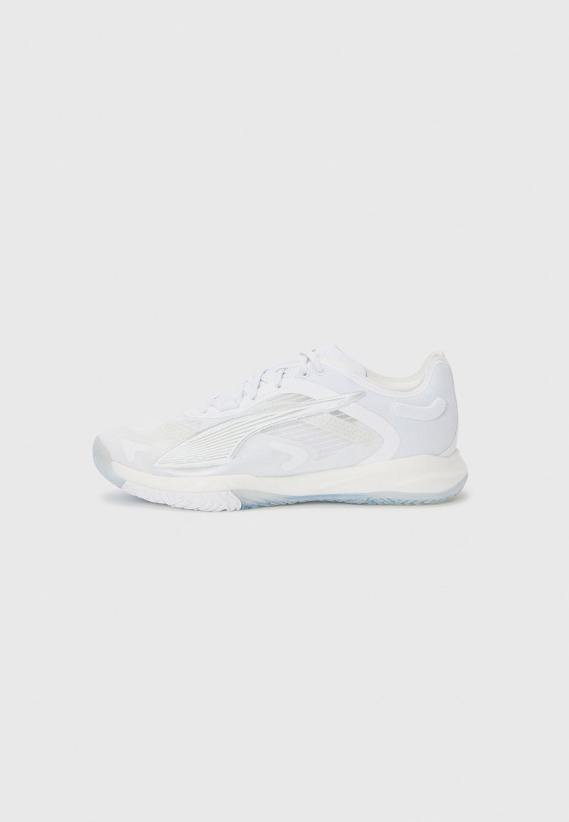 Witte sportieve schoen gemaakt van ademend mesh en synthetische materialen. Heeft een gestructureerde rubbere zool en een vetersluiting.