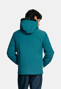 Giacca con cappuccio color verde petrolio dal tessuto liscio, dotata di cappuccio strutturato e collo nero a contrasto, progettata per calore e comfort.