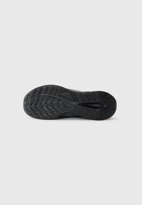 Schwarze Laufschuhsohle mit strukturierten Griffmustern, die ein zentrales Kerbdessin und verschiedene strukturierte Bereiche für Traktion aufweist.