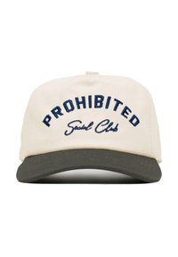 Căciulă cu un corp din material crem, vizieră verde închis și text brodat "PROHIBIT" în nuanță bleumarin. Design simplu cu culori contrastante.