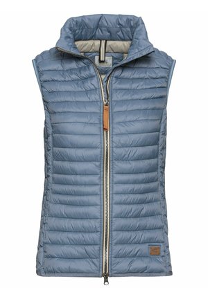 Gilet rembourré bleu clair avec un col haut, fermeture éclair avant complète et un accent en cuir. Présente un design matelassé horizontal et une doublure intérieure contrastée.