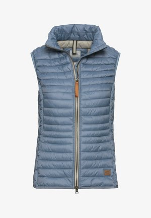 Gilet rembourré bleu clair avec un col haut, fermeture éclair avant complète et un accent en cuir. Présente un design matelassé horizontal et une doublure intérieure contrastée.