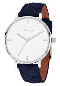 Zilveren horloge met een ronde witte wijzerplaat, zilveren wijzers en een marineblauwe gequiltte stoffen strap. Bruine leren onderzijde details.