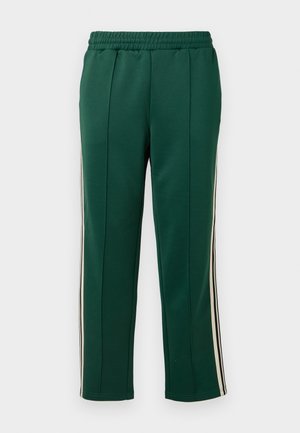 Grønne treningsbukser med elastisk midjebånd, to sidestriper i hvitt og svart, og en tapered passform med glatt tekstur.