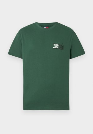 Πράσινο βαμβακερό T-shirt με κοντά μανίκια, διαθέτει ένα μικρό τυπωμένο λογότυπο στο αριστερό μέρος του στήθους σε ασημί και μαύρα χρώματα.