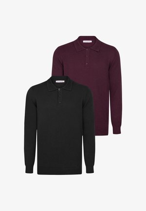Zwei Langarm-Polo-Pullover: einer in Schwarz und einer in Burgunderrot. Beide verfügen über einen klassischen Kragen, eine Knopfleiste und ein gestricktes Muster.