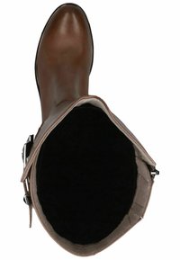 Bota de cuero marrón hasta la rodilla con punta redondeada y acabado ligeramente texturizado. Presenta un interior negro y un accesorio de hebilla metálica ajustable.