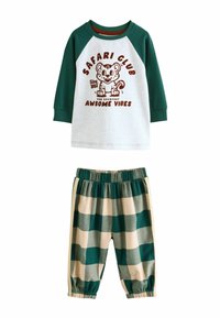 Camiseta de manga larga verde y blanca con estampado de tigre; pantalones de cuadros beige y verdes con cintura elástica.