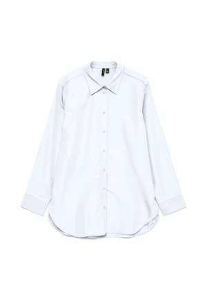 Hvit langermet skjorte med knapper, spiss krage, avrundet nederkant og jevn tekstur, med et stilrent design.