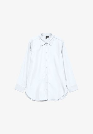 Hvit langermet skjorte med knapper, spiss krage, avrundet nederkant og jevn tekstur, med et stilrent design.