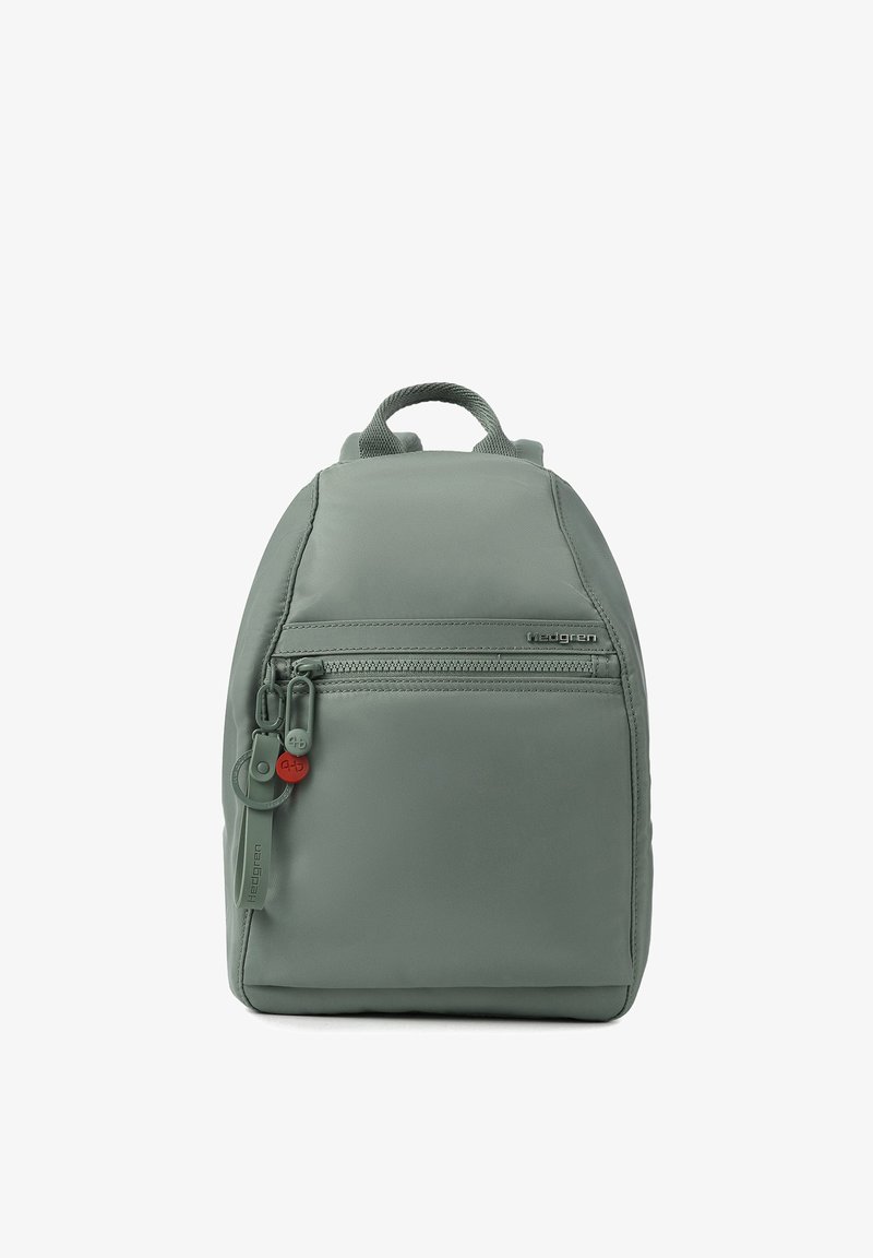 Petit sac à dos vert terne avec poche zippée devant, deux tirettes et une poignée de transport sur le dessus sur fond blanc.