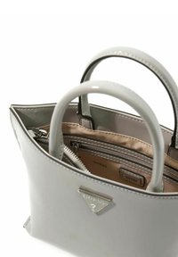 Borsa a mano in similpelle grigia con due manici, compartimento con cerniera, finitura liscia e un dettaglio logo argentato sul davanti. Interno con fodera beige.