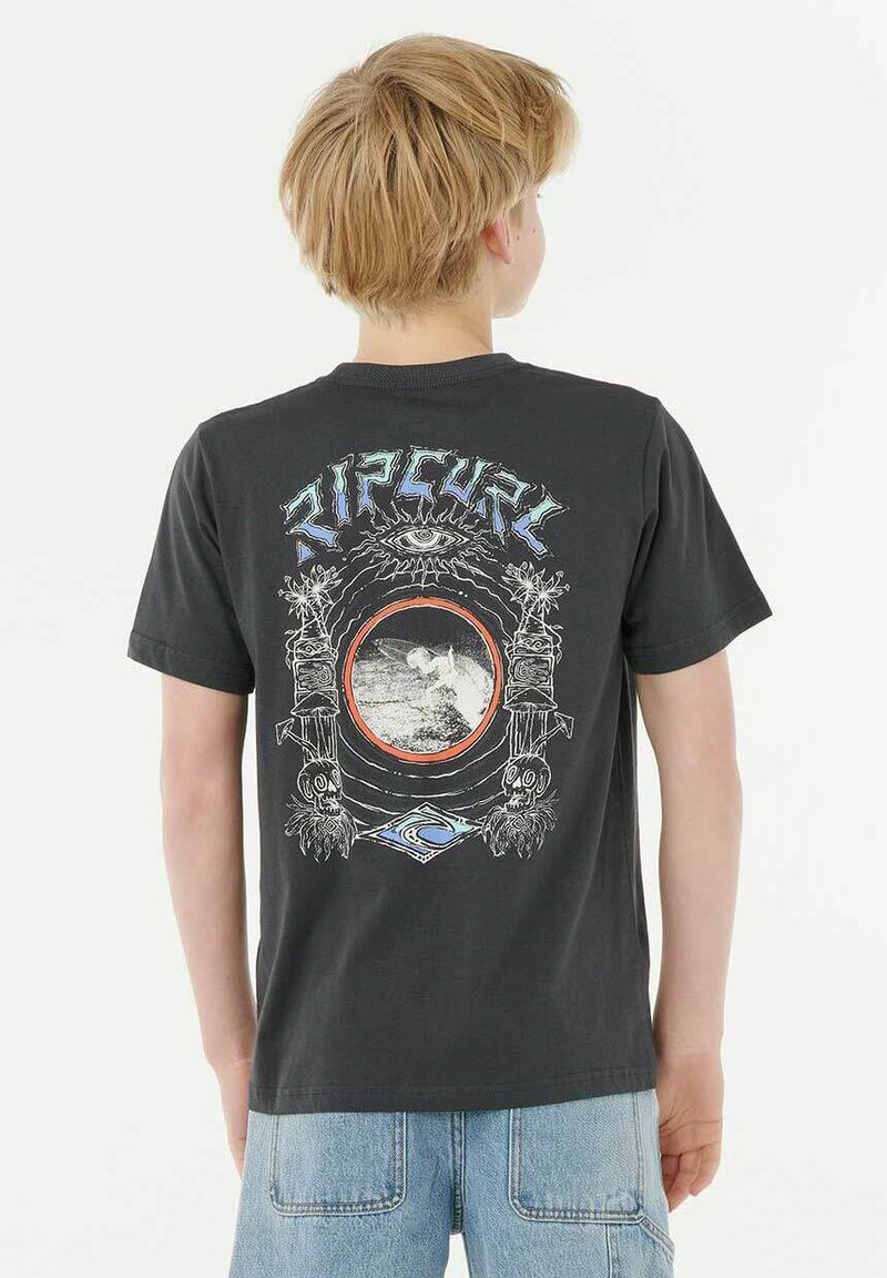 Zwart katoenen T-shirt met een kleurrijk grafisch ontwerp op de achterkant, met een oogmotief, omringd door elementen zoals skeletten en golven.