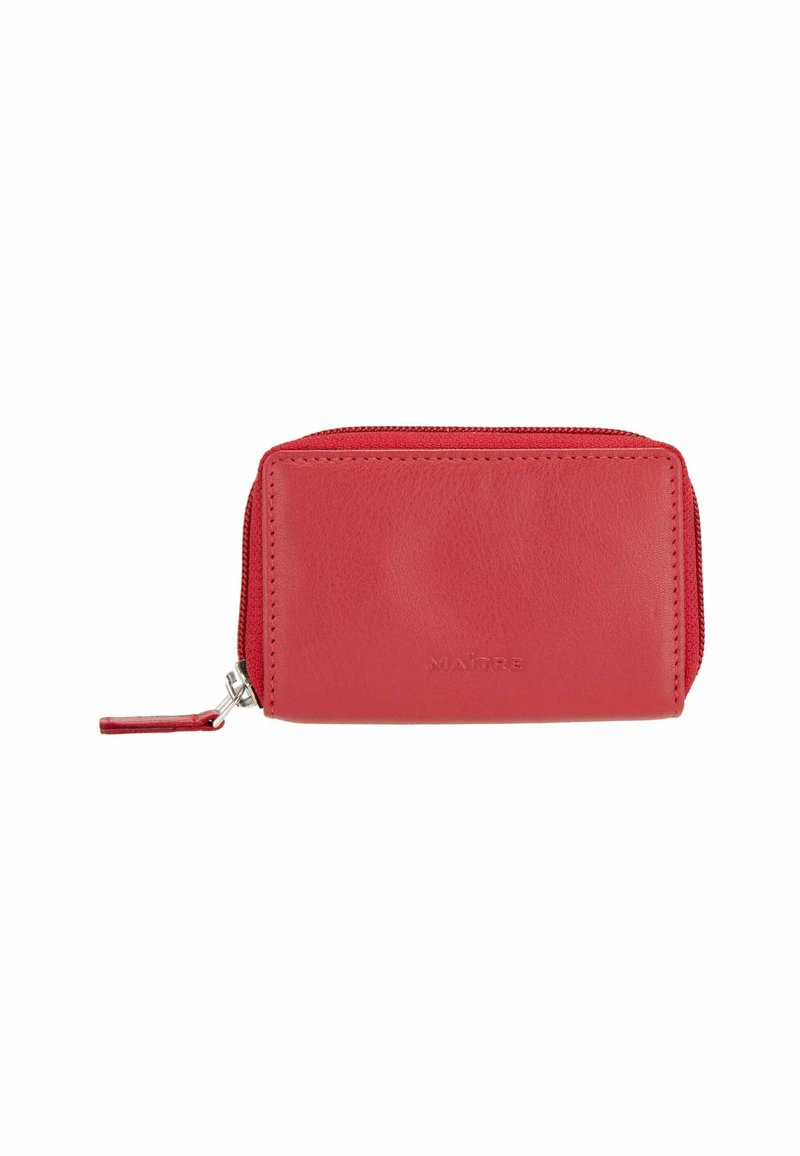 Portefeuille en cuir rouge avec fermeture éclair, de forme rectangulaire, texture lisse, et un petit tirant sur le côté. Nom de la marque en relief visible.