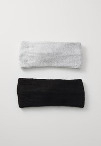 Due fasce per la testa: una grigia e una nera, realizzate in tessuto a maglia testurizzato, con un design semplice e ampio adatto a diverse misure di testa.