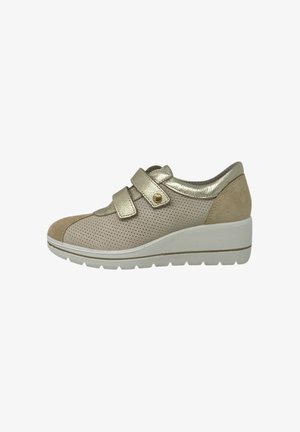 Sneaker beige e oro con zeppa, lati traforati, punta arrotondata, due cinturini in velcro regolabili e suola bianca scanalata.