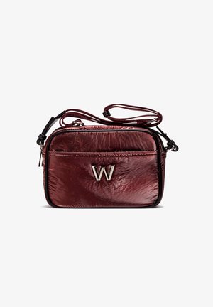 Pequeño bolso cruzado brillante de color rojo oscuro con bolsillo frontal con cremallera y logo plateado "W", correa ajustable y bordes en negro.