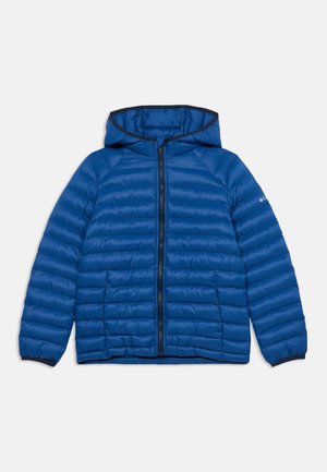 Blå hættejakke med vandret quiltning, fuld frontlynlås og elastiske manchetter, lagt fladt på en hvid baggrund.