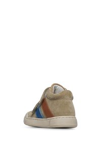 Sneaker alta in suede color taupe con strisce marroni, blu e verdi. Presenta una tomaia testurizzata e una suola in gomma bianca.
