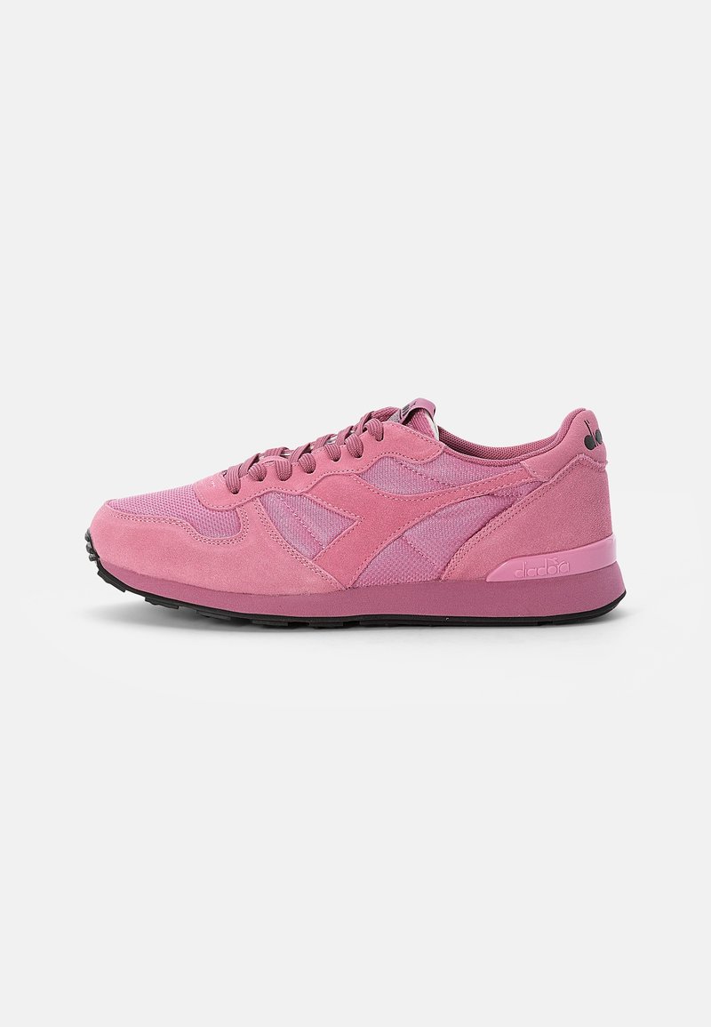 Rosa mocka och mesh låga sneakers med snörning, svart sula och logotyp på hälen och mellansulan, visad i sidoprofil.