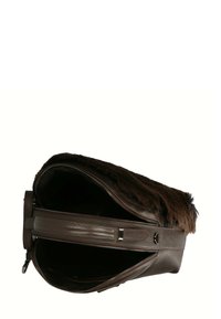 Borsa in pelle marrone con parte superiore in pelliccia. Caratterizzata da una chiusura con zip e un ampio interno. Superficie testurizzata e dettagli in hardware robusti.