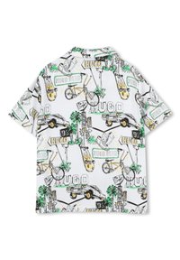 Korte mouwen shirt in het wit, met kleurrijke bedrukte graphics van auto's, palmbomen en fietsen, met de tekst "HUGO" in verschillende stijlen.