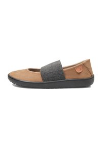 Zapato plano de cuero marrón con una correa de fieltro gris oscuro, puntera redonda y suela de goma negra. Presenta un pequeño acento color marrón claro en la parte trasera.