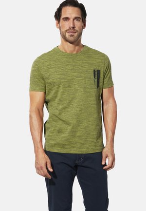 Grünes Melange-T-Shirt mit kurzen Ärmeln aus strukturiertem Stoff, versehen mit einem schwarzen gemusterten Taschenakzent auf der linken Brust.