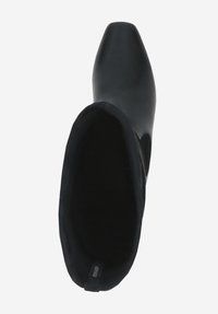 Schwarze Lederknöchelboots mit spitzer Zehenform, glatter Oberfläche, elastischen Seitenpaneelen und weicher Innenauskleidung.