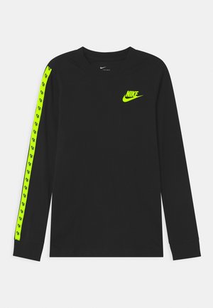 Sort langærmet Nike trøje med neon-gult Nike-logo på brystet og matchende neonstribe med små logoer langs venstre ærme.