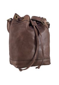 Borsa a secchiello in pelle marrone con finitura testurizzata, chiusura a coulisse e tracolla regolabile. Rifinita con ferramenta in ottone antico.