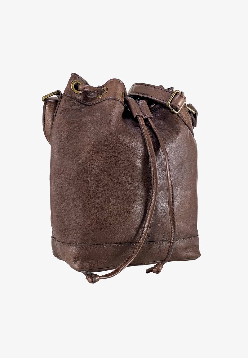 Borsa a secchiello in pelle marrone con finitura testurizzata, chiusura a coulisse e tracolla regolabile. Rifinita con ferramenta in ottone antico.