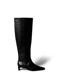 Botas negras de cuero hasta la rodilla con punta afilada y tacón bajo de bloque. Textura suave con detalles mínimos de costuras.