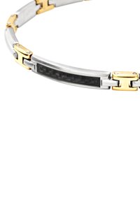 Metallarmband med silver- och guldaccenter, en elegant design, böjd form och en svart strukturerad centralpanel.