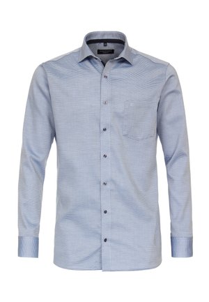 Helles blaues Langarmhemd aus gewebtem Stoff, mit einem kleinen Karomuster, einer aufgesetzten Tasche und dunklen Knöpfen entlang der Vorderseite.