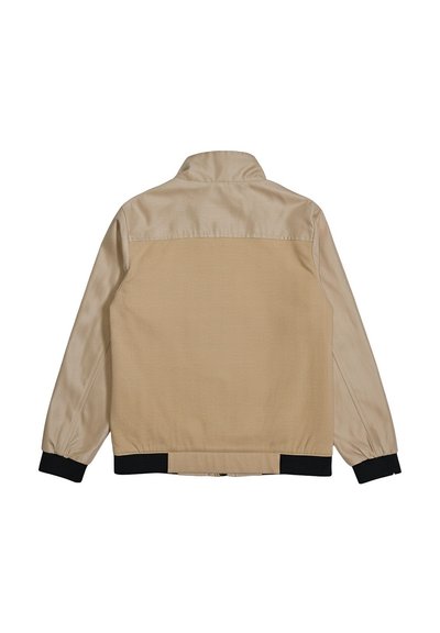 Giacca beige con maniche lunghe, collo alto e polsini ed orlo elastici neri, vista da dietro su sfondo bianco.