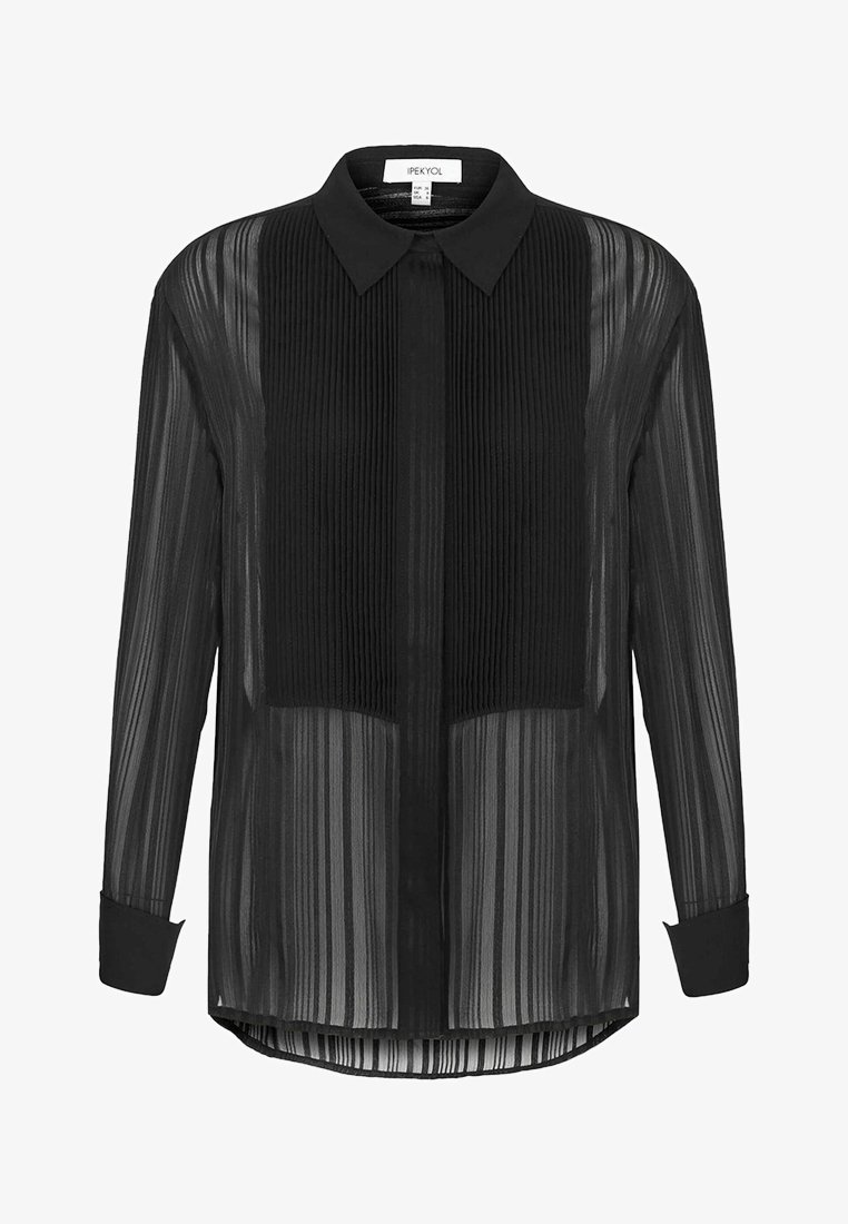 Maglietta nera a maniche lunghe con design plissettato, realizzata in tessuto trasparente con colletto a punte e chiusura a bottoni, texture liscia.