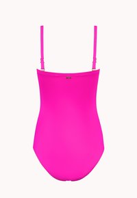 Roze badpak met dunne verstelbare banden, een gladde textuur en een minimalistisch ontwerp. Er zijn geen patronen of versieringen aanwezig.