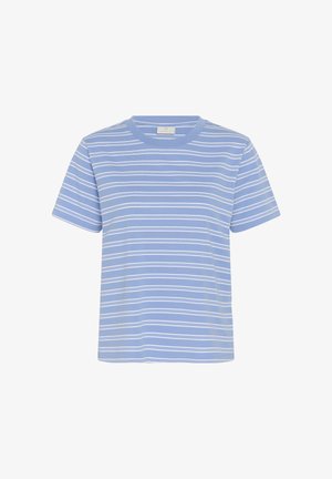 Jasnoniebieski t-shirt z krótkim rękawem, ozdobiony białymi poziomymi paskami i okrągłym dekoltem, przedstawiony na białym tle.