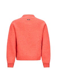 Sweter dzianinowy w żywej koralowej barwie, z prążkowaną teksturą, wysokim kołnierzem i długimi rękawami. Metka na plecach brzmi "RETOUR."