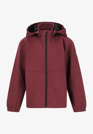Giacca softshell bordeaux con cappuccio, chiusura a zip, polsini elasticizzati e una texture liscia. Presenta un logo sul braccio sinistro e dettagli di cucitura.