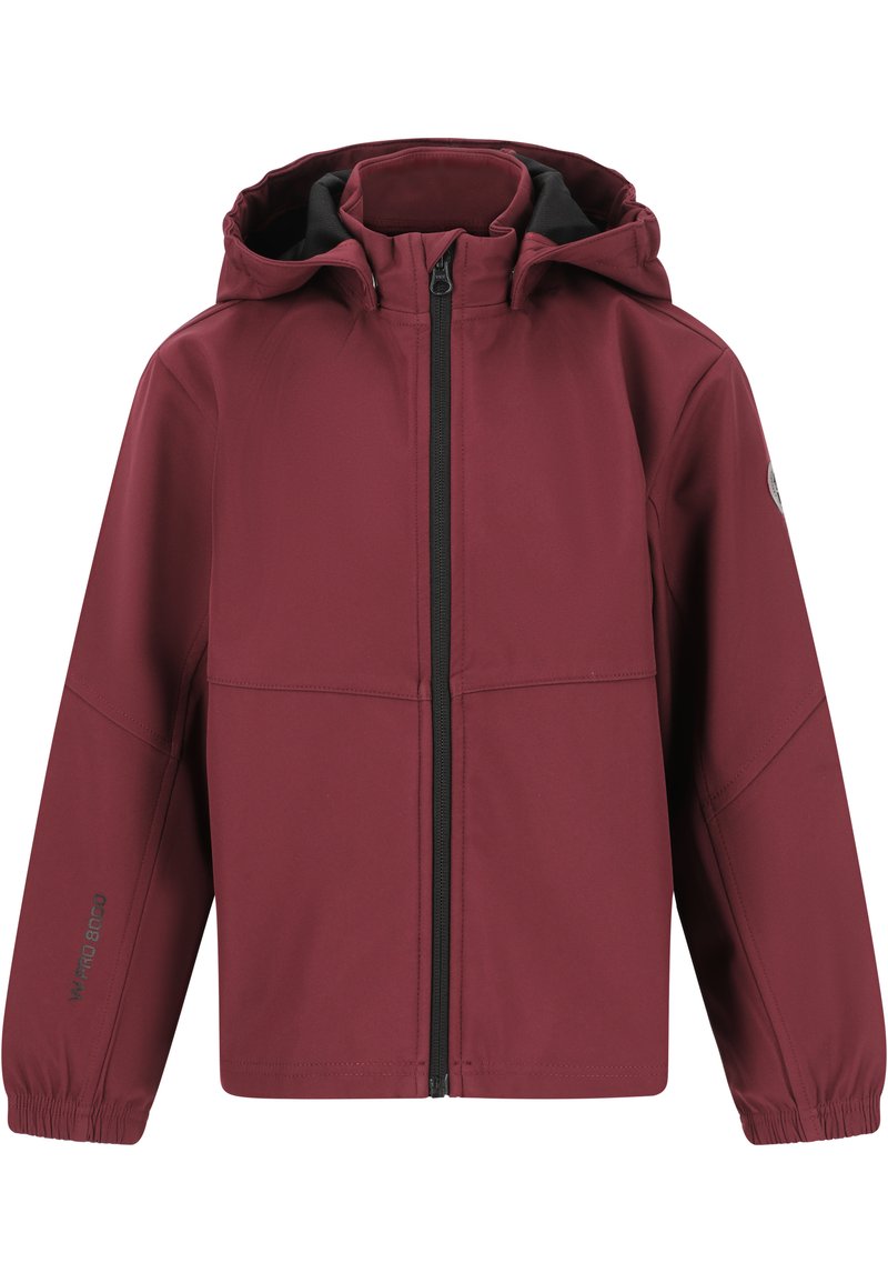 Giacca softshell bordeaux con cappuccio, chiusura a zip, polsini elasticizzati e una texture liscia. Presenta un logo sul braccio sinistro e dettagli di cucitura.