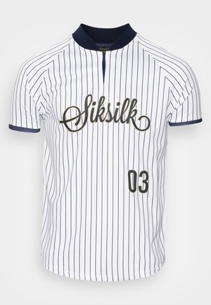 Weißes kurzärmeliges Polohemd mit vertikalen marineblauen Streifen, versehen mit goldenem "Siksilk"-Schriftzug und der Zahl "03" auf der Vorderseite. Kragen-Design.