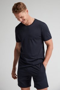 Marineblaues T-Shirt mit Kurzarm aus weichem Stoff, kombiniert mit passender Shorts. Beide verfügen über ein schlichtes Design und eine lockere Passform.