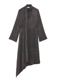 Asymetrické čierne šaty z jemného materiálu, s dlhými rukávmi, výstrihom do V a detailom na viazanie pri krku, s hladkou textúrou.